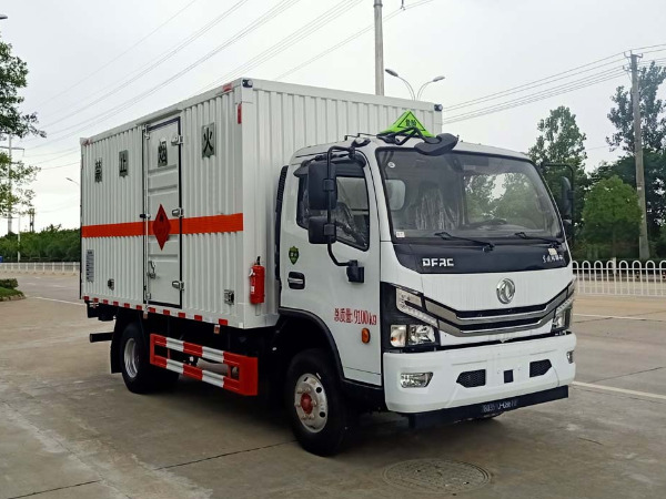 東風(fēng)5噸易燃?xì)怏w廂式運(yùn)輸車
