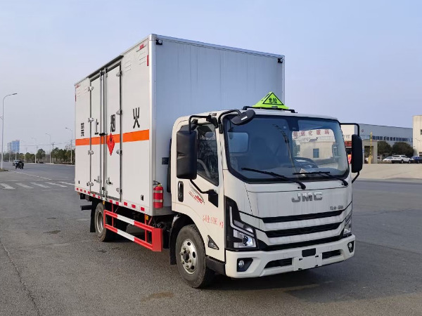 江鈴5噸易燃?xì)怏w廂式運(yùn)輸車