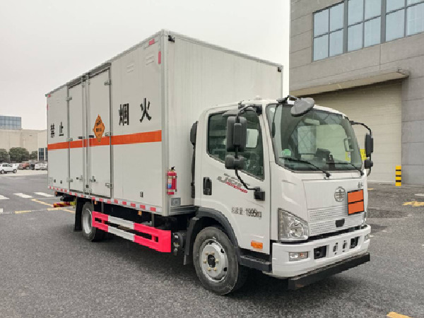 解放5米2爆破器材運(yùn)輸車(chē)